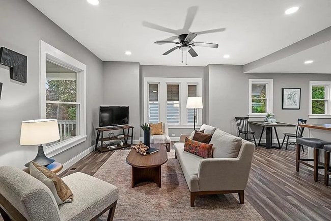 Building Photo - Gorgeous 5 bed 3.5 Bath in Madisonville!!
