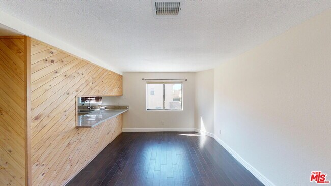 Foto del edificio - 14401 Plummer St