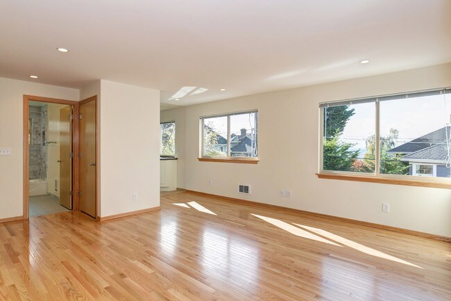 Building Photo - 1515 6th Ave W