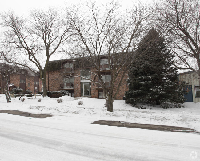 Building Photo - Colonial Courts