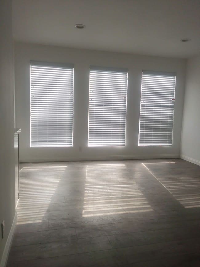 Building Photo - 827 S St Andrews Pl