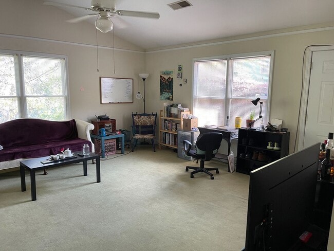 Photo - Spacious 3 bed 2 bath house!