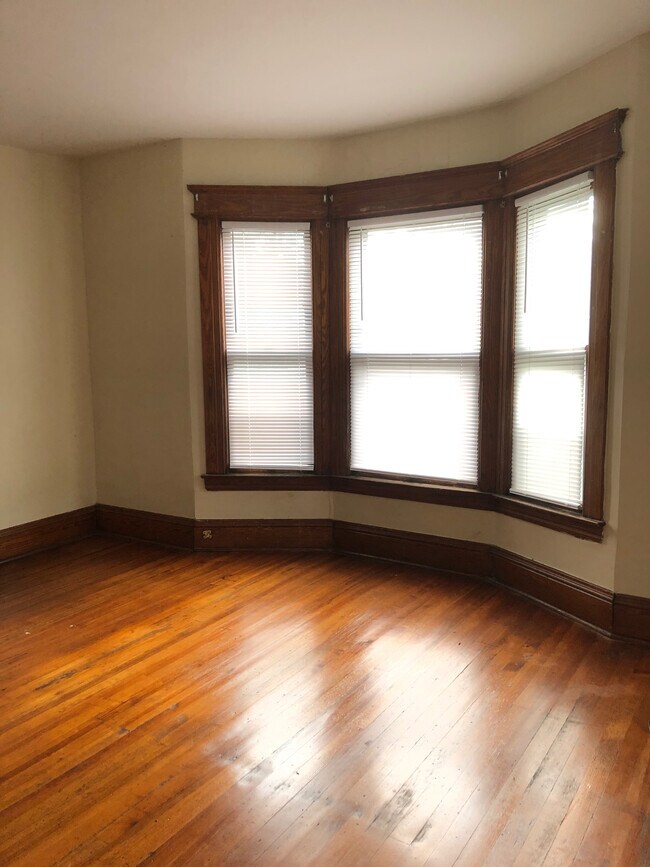 Building Photo - 1600-02 Bellevue Ave