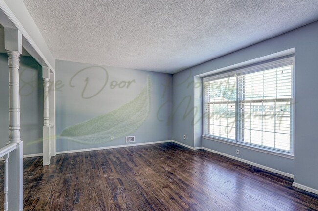 Foto del edificio - LOTS OF NATURAL SUNLIGHT!!!