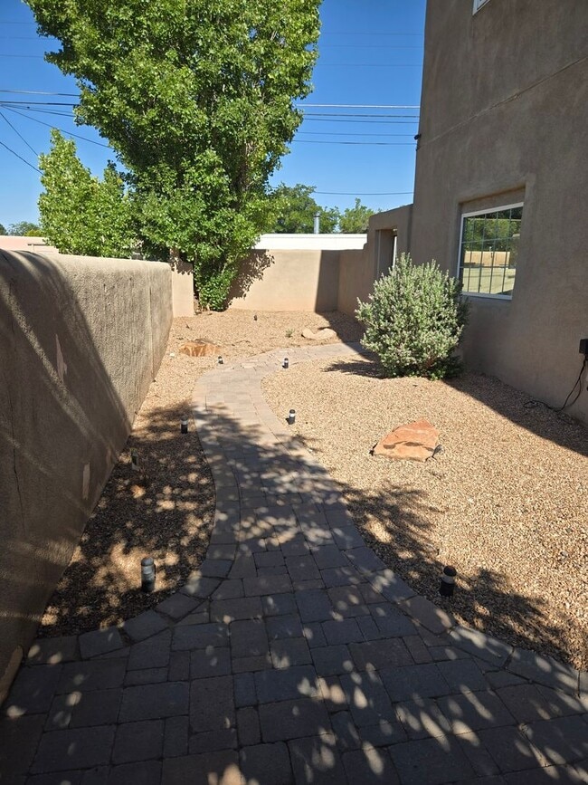 Building Photo - Remodeled 2 Bedroom 1 Bath 1 Car Garage with private courtyard in Nob Hill