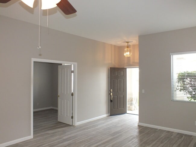 Building Photo - 3/2 1700 sf home within walking to EDH Tow...