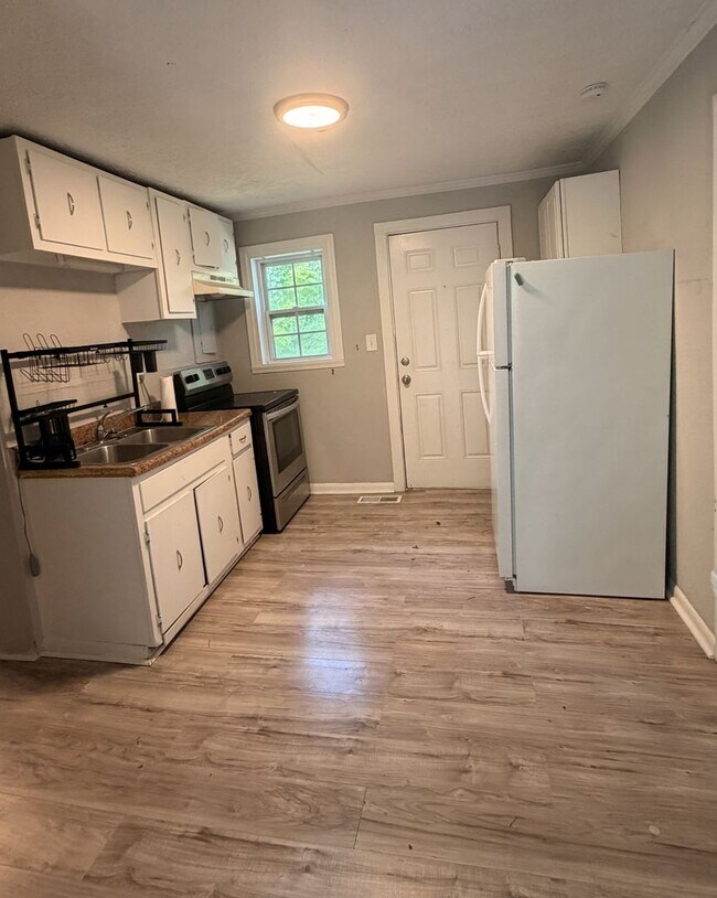 Foto del edificio - 2 Bed 1 Bath Duplex | East Nashville