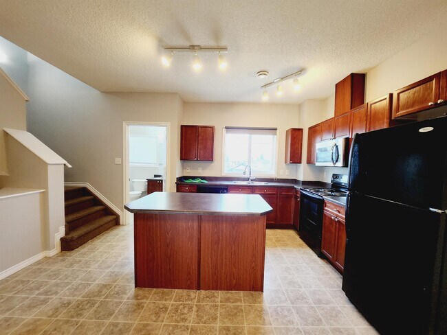 Photo du bâtiment - 3010-3033 33 Ave NW