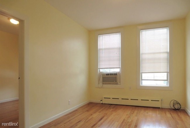 Foto del edificio - 1 br, 1 bath  - 2315 Steinway St
