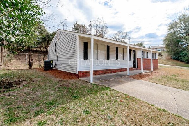 Building Photo - 904 Kirkland Dr