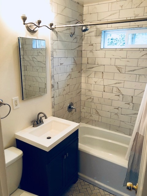 Baño remodelado con revestimiento de azulejos en toda la bañera y el suelo, tocador, etc. - 7222 East Burnside