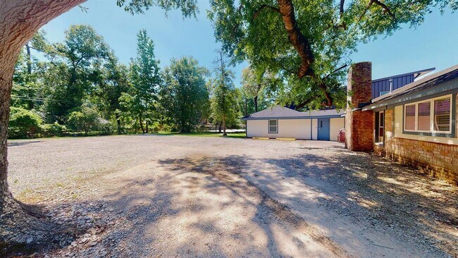 Building Photo - 25326 Oakhurst Dr
