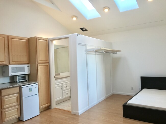 Partial view of bedroom area - 6116 Colby St