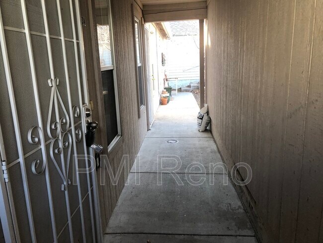Foto del edificio - 453 Roberts St