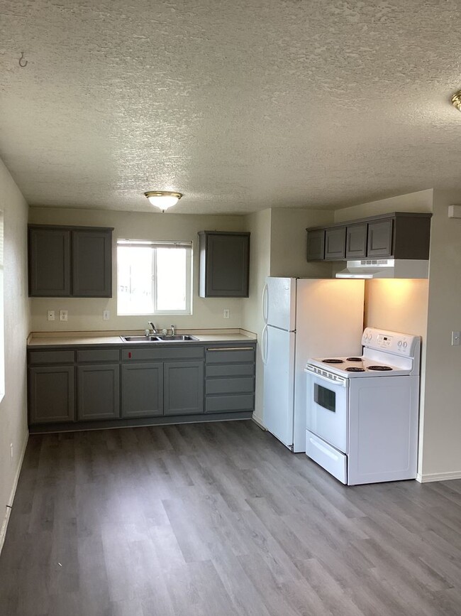 Building Photo - 2040-2040 NE Elk St