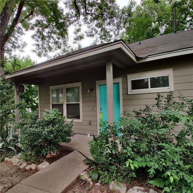 Building Photo - Cute Cottage in Govalle/ACC Campus Area!