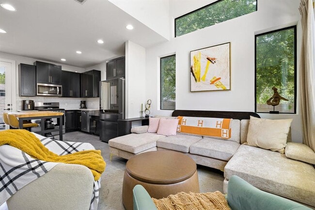 Building Photo - 408 W Odell St