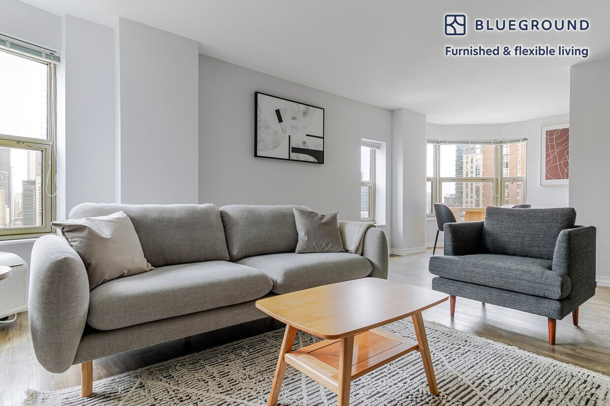 Photo - 8 W Chestnut St (Chicago, IL)