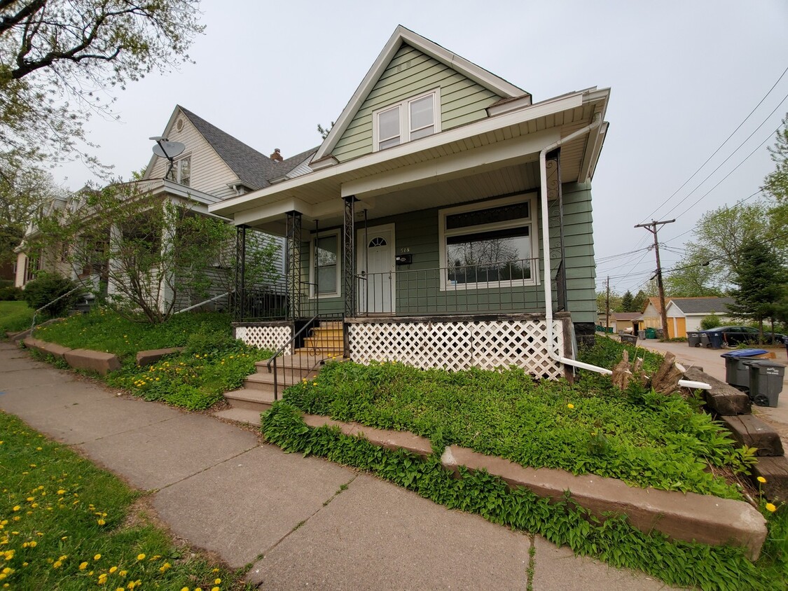 Primary Photo - AVAILABLE JUNE - Great 3 Bed 1.5 Bath Near...