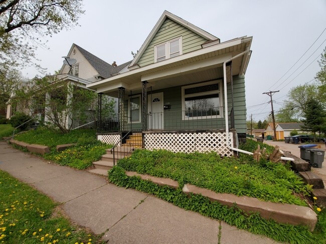 Building Photo - AVAILABLE JUNE - Great 3 Bed 1.5 Bath Near Portland Square