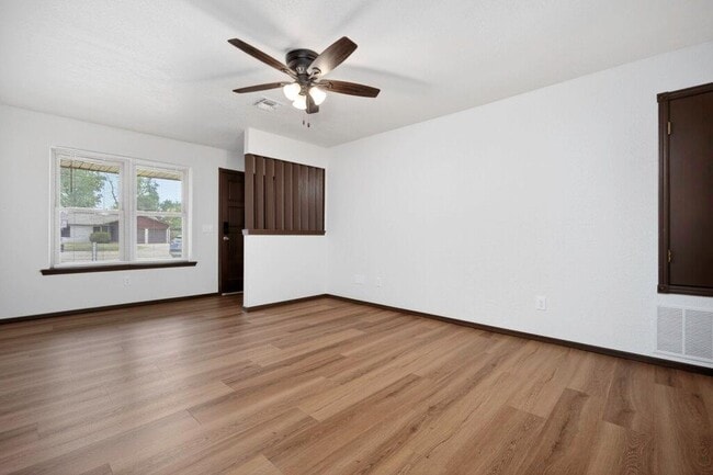 Foto del edificio - 742 W Juniper Dr