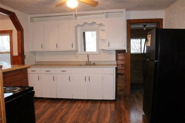 Building Photo - Updated 3 Bedroom House
