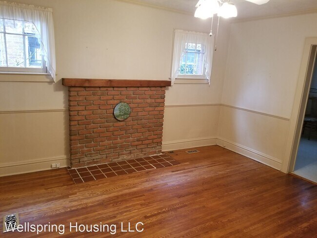 Building Photo - 3 br, 1.5 bath House - 1735 Crestmont Dr