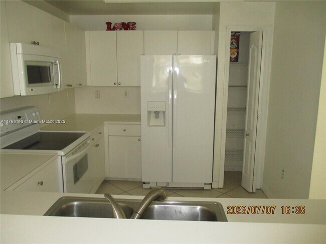 Foto del edificio - 8980 W Flagler St