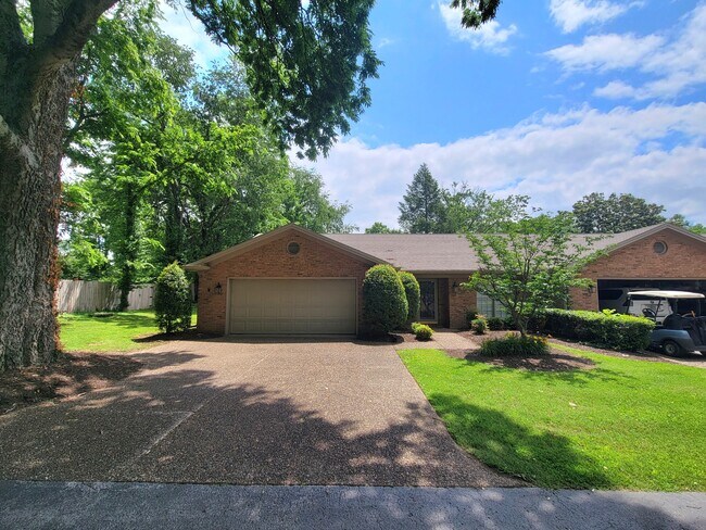 Foto del edificio - 406 Country Club Ln