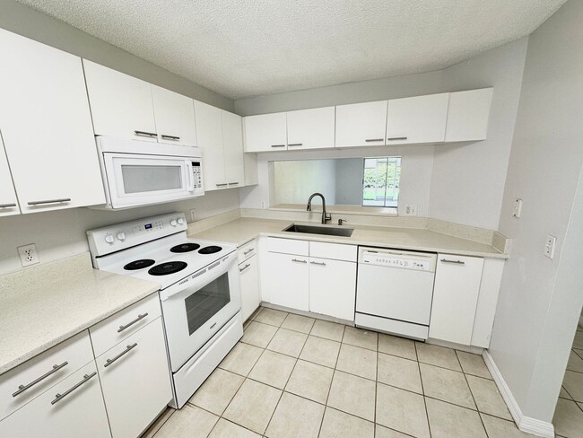 Building Photo - ** VILLAGES AT EMERALD LAKES ** 2 BED / 2 ...