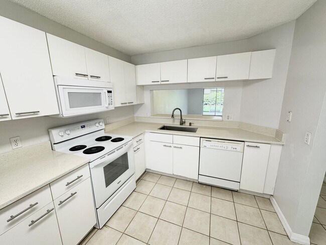 Foto del edificio - ** VILLAGES AT EMERALD LAKES ** 2 BED / 2 ...
