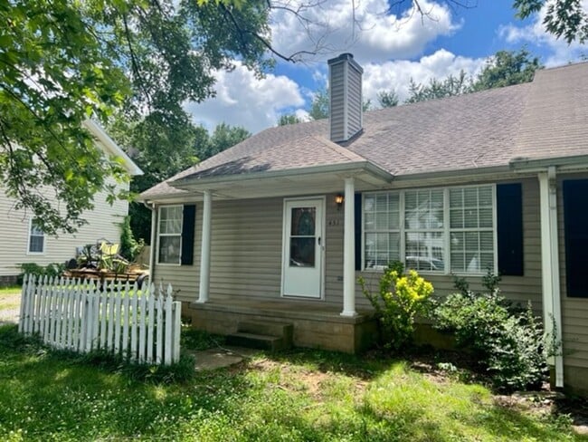 Building Photo - 3 Bed/2 Bath Townhouse *Huge Bonus Room*SO...