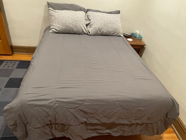 Cama matrimonial y mesita de noche - 2407 Grove Ave