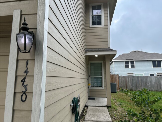 Foto del edificio - 14430 Fairbuff Ln