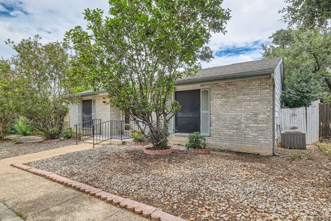 Building Photo - Charming 2BR/2 Bath Garden Home Great Location in San Antonio