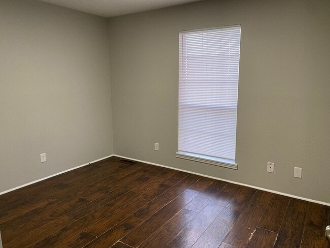 Foto del edificio - 251 Tinker Hill Cv