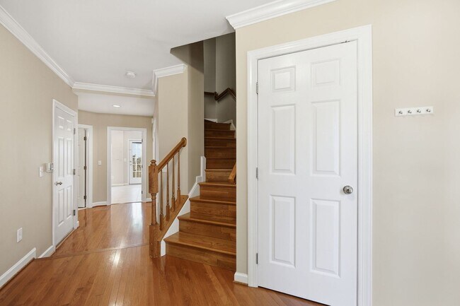 Foto del edificio - This is Northern Virginia living at its finest—offering the charm of a neighborhood community wit...