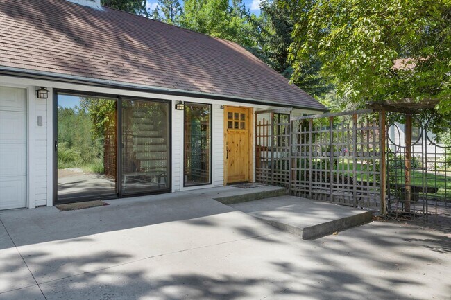 Building Photo - 4926 S Long Ln