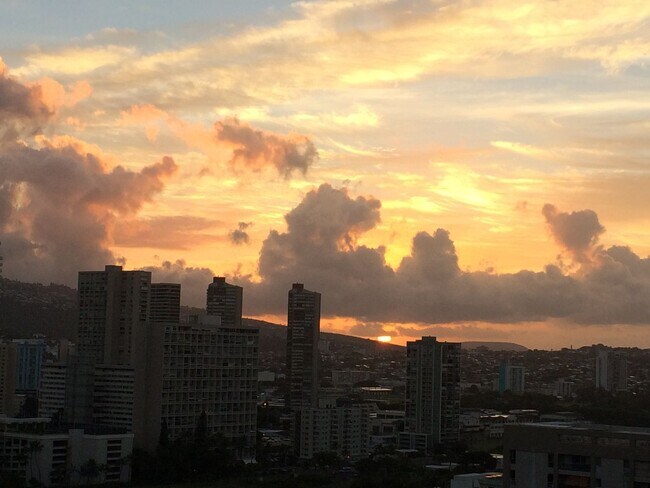 Foto del edificio - 1 Bedroom, 1 Bath Condo in the Heart of Waikiki – $2,600/month