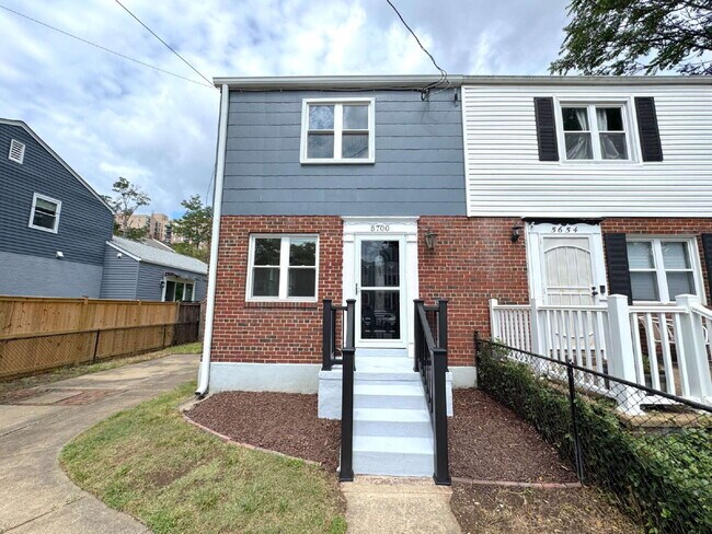 Foto del edificio - Charming 2BR Townhome with Finished Basement, Fenced Yard & Private Driveway Near Huntington Metro