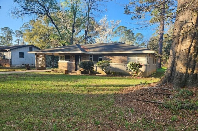 Building Photo - Charming 3 Bedroom 1.5 Bath Single Family Home