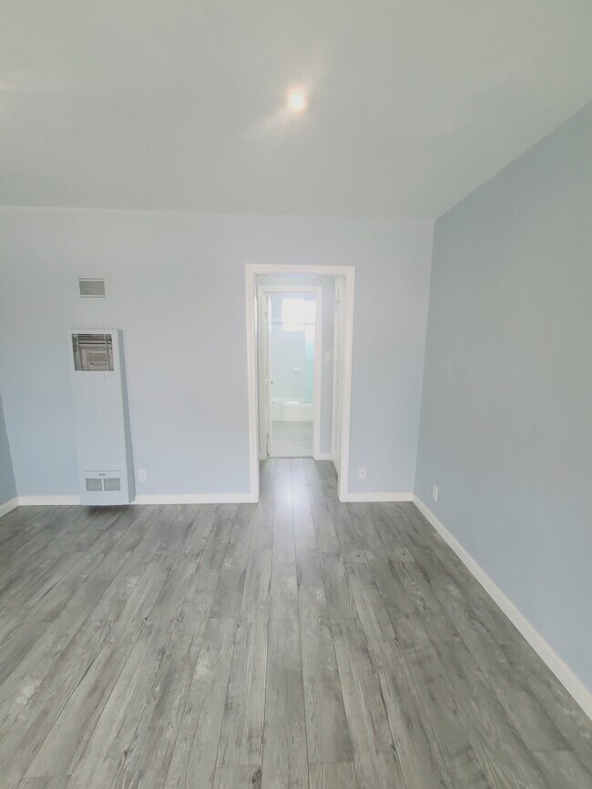 Bright, large, modern living area - 1411 Ellsmere Ave