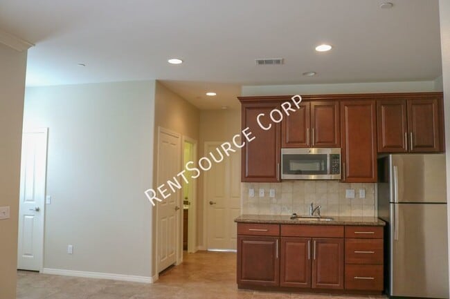 Building Photo - 1 Bedroom, 1 Bath Attached Guest House For...