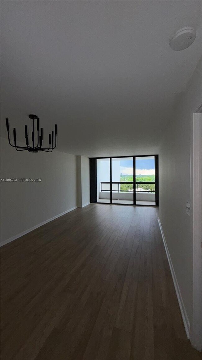 Building Photo - 2555 Collins Ave