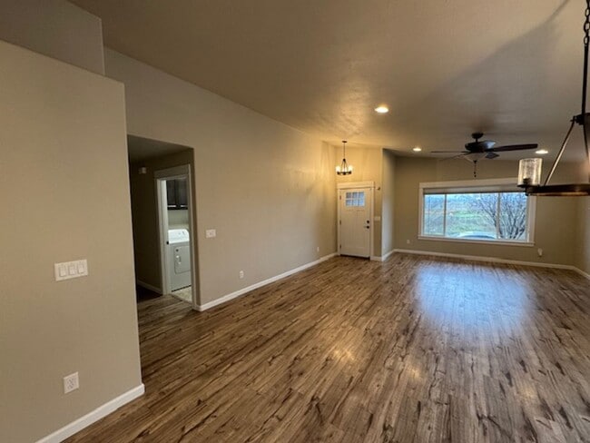 Building Photo - 3 BEDROOM/ 2 BATH HOME WITH OPEN LAYOUT AND SCENIC SETTING