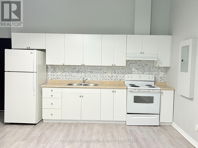 Building Photo - 19 Dunlop St W