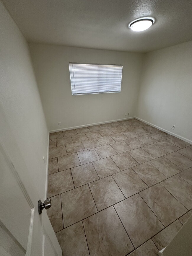 Building Photo - Renovated 1-Bedroom Apartment