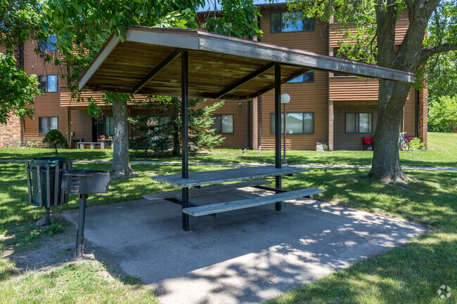 Picnic Tables & Grills - Grandview Square Apartments