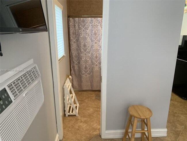 Foto del edificio - 2021 SW 38th Ave