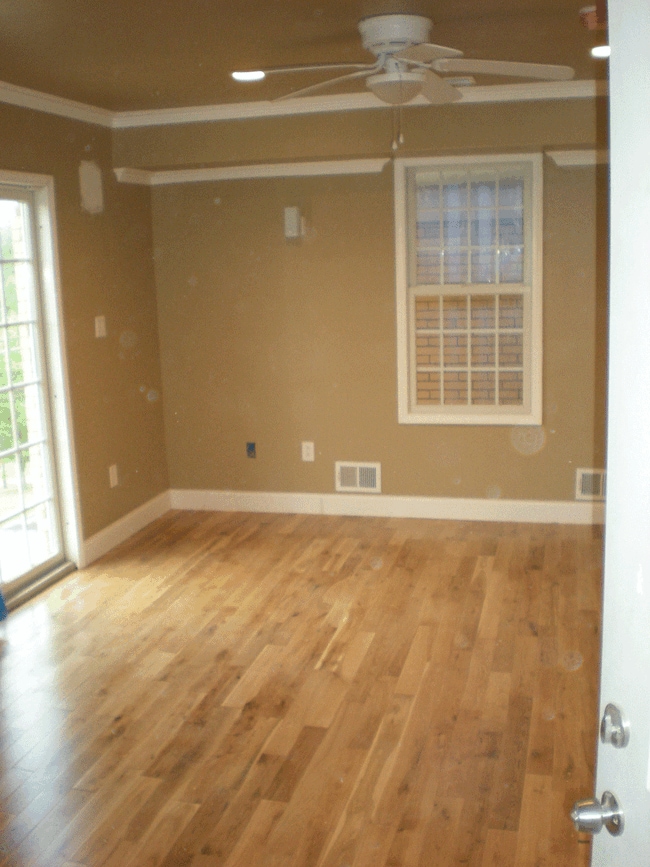 Living room with deck access - 325 Hallock St
